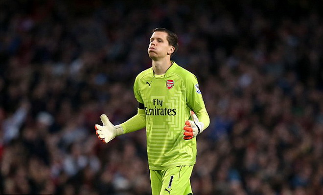 Thủ môn Szczesny của Arsenal phì phèo thuốc lá, bị HLV Wenger phạt nặng